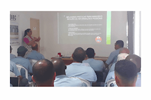 Esq.: Dra. L&iacute;via e plateia