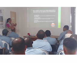 Esq.: Dra. Lívia e plateia